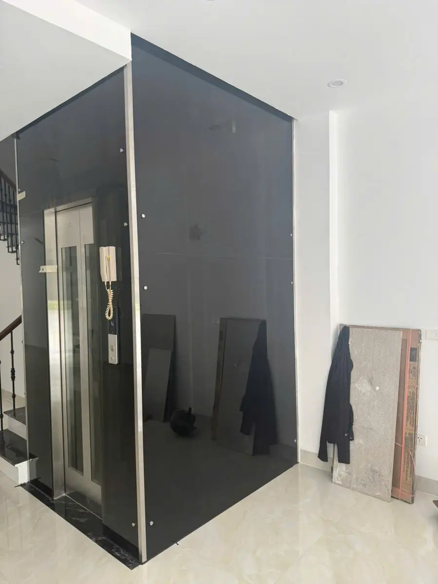Thang máy cáp kéo giếng kính cạnh cầu thang