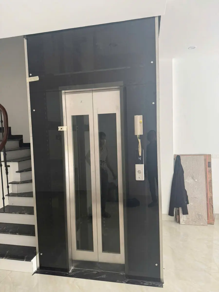 Thang máy cáp kéo giếng kính cạnh cầu thang